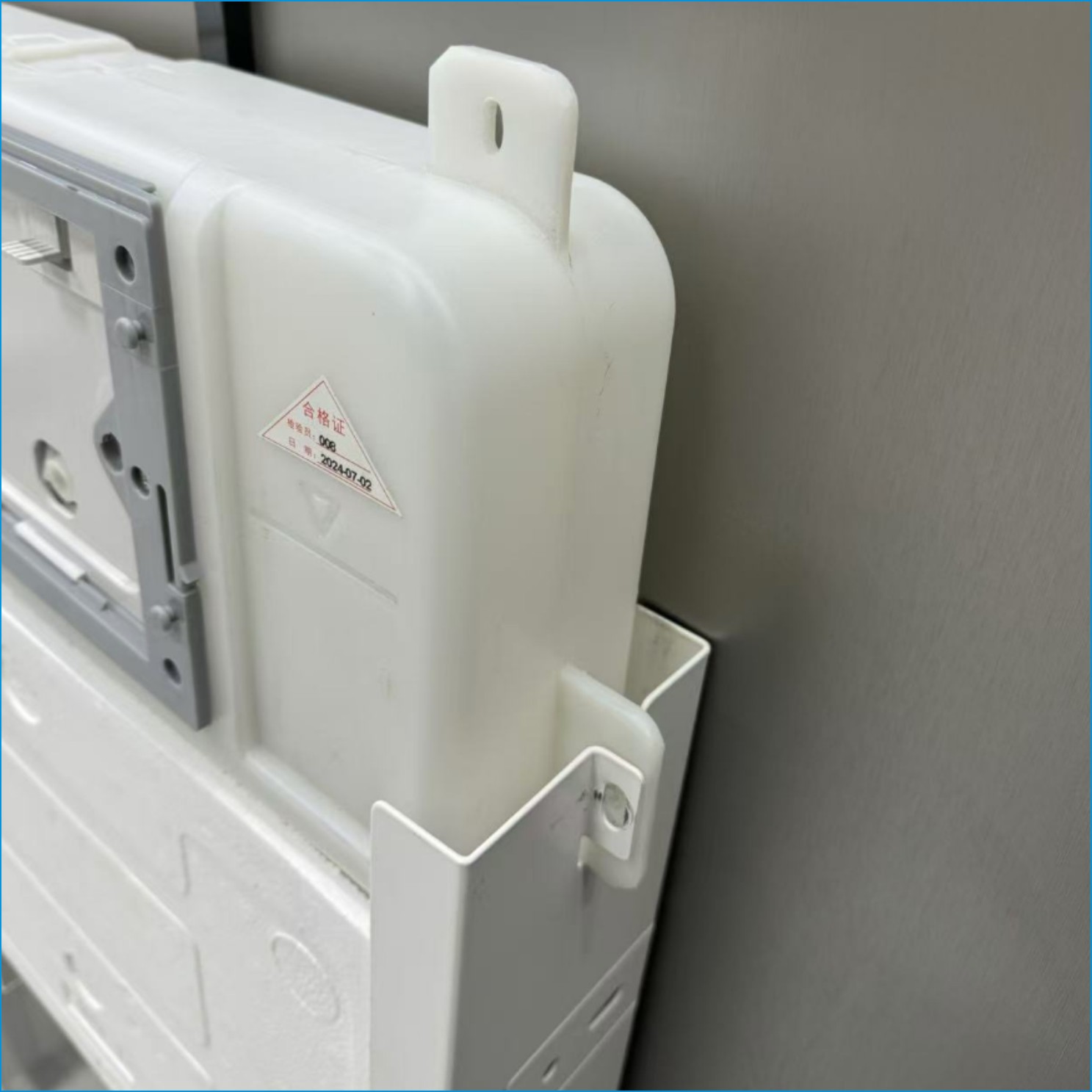 Low-flow toilet tank for commercial buildings