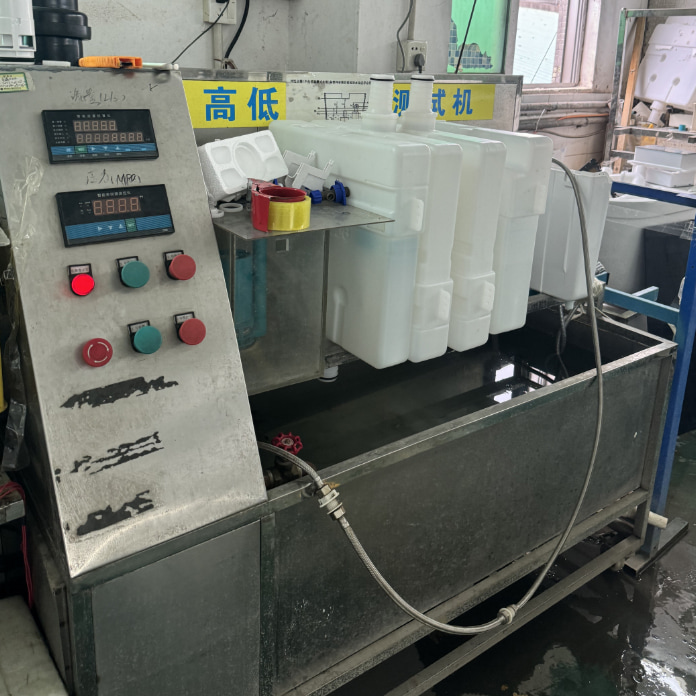 Built-in flush tank