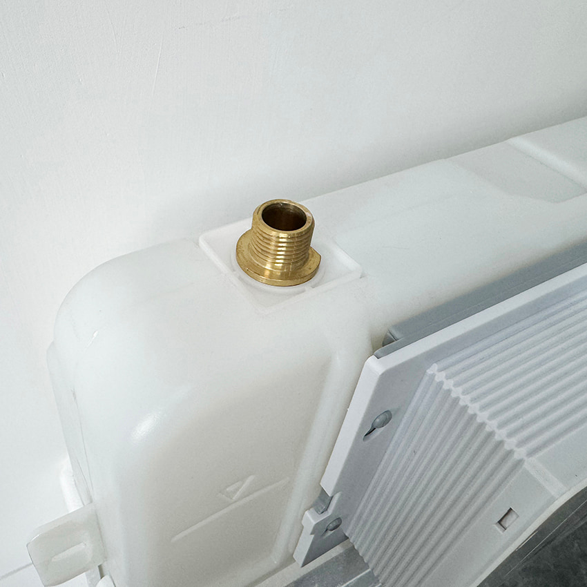 Easy-to-clean pneumatic flush toilet panels for low maintenance
