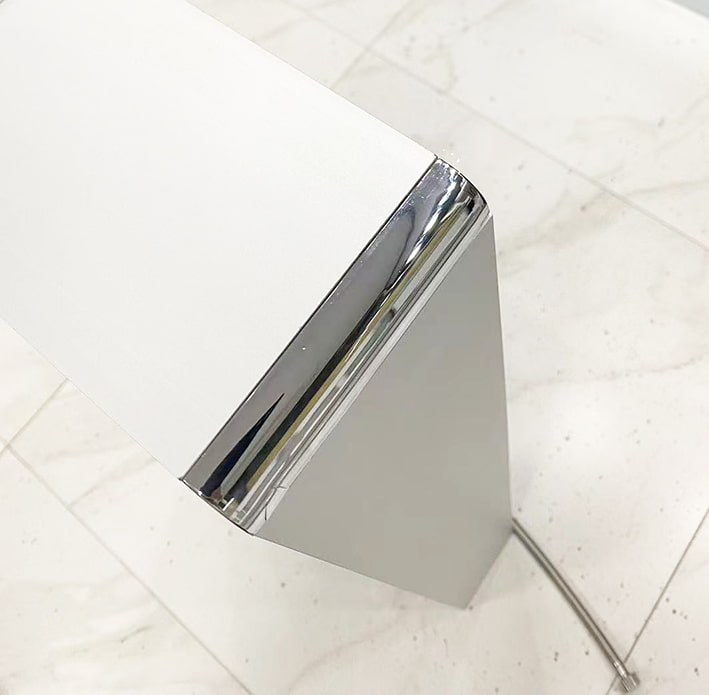  Glass toilet cistern with unique look